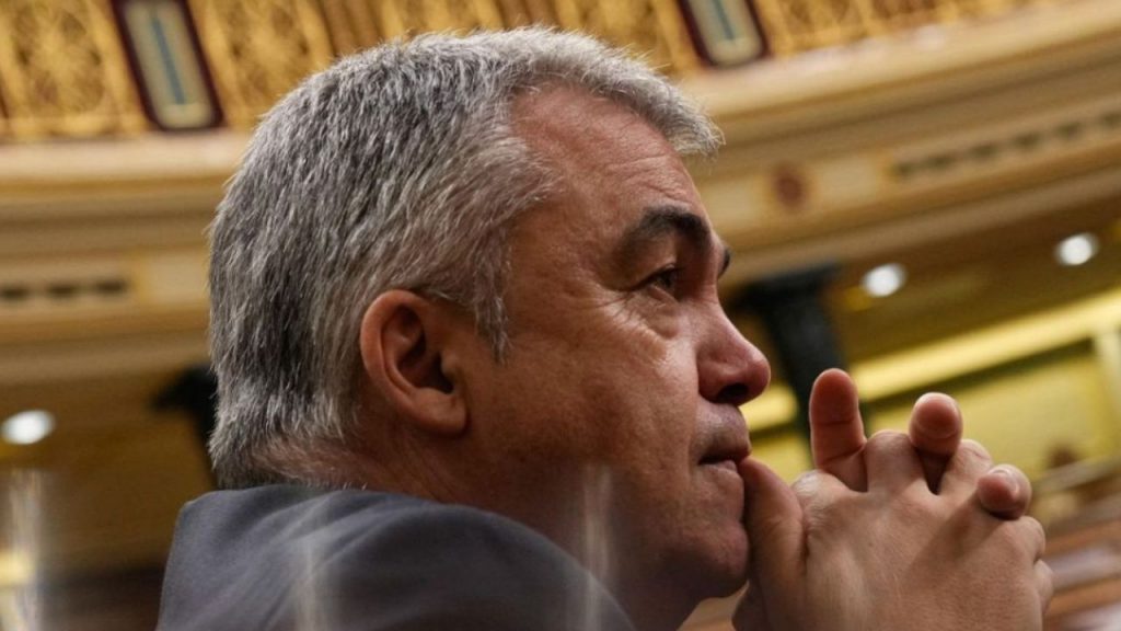 Un informe forense cuestiona la autenticidad de las grabaciones del caso Santos Cerdán, señalando posibles manipulaciones y deficiencias en las pruebas digitales.