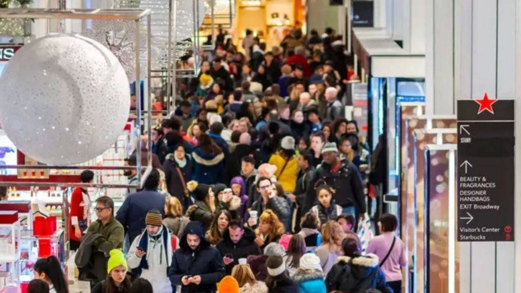 El Black Friday impulsa un consumismo masivo en España, con rebajas engañosas y pequeños comercios en riesgo pese a la caída del poder adquisitivo.