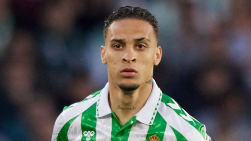 El mercado futbolístico se agita con el bajo rendimiento de Antony, la polémica lista del The Best y el auge de fichajes hacia Arabia Saudí. Un reflejo de la desconexión entre valor deportivo, intereses económicos y gestión en clubes como el Manchester United.