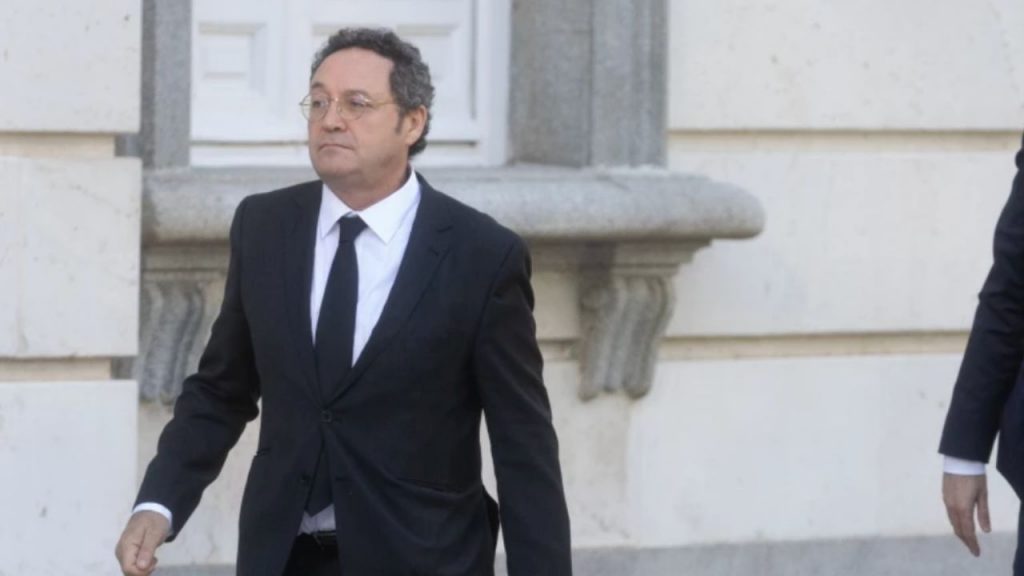 El fiscal general Álvaro García Ortiz enfrenta un juicio histórico por revelación de secretos, en un caso que pone en entredicho la independencia judicial. La crisis política se agrava con la comparecencia de Mazón y el bloqueo de Junts al Gobierno de Sánchez.