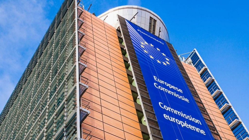 Bruselas eleva la previsión de crecimiento de España al 2,9%, aunque la desaceleración y proyecciones futuras plantean dudas sobre la economía.