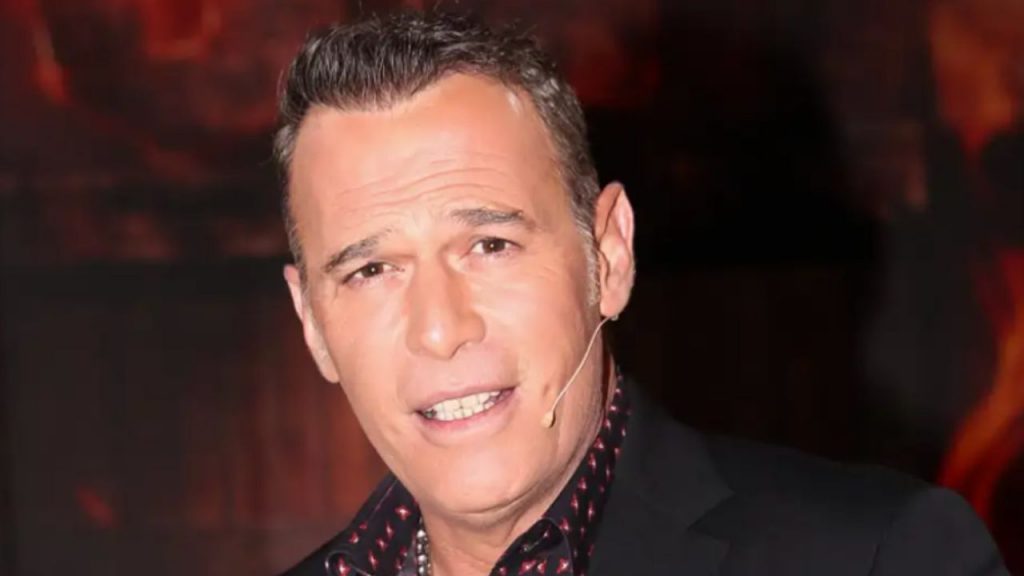 Carlos Lozano deja la televisión para convertirse en ganadero en la Sierra Norte de Madrid. A sus 63 años, busca tranquilidad, bienestar y una vida alejada de la presión mediática.