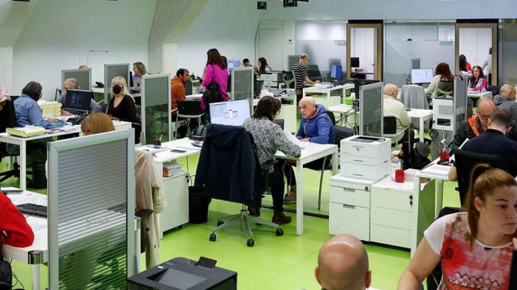 El Gobierno y los sindicatos negocian una subida salarial para 3,5 millones de funcionarios mientras crece la amenaza de huelga. UGT, CCOO y CSIF exigen aumentos ligados a la inflación y mejoras laborales ante un clima social cada vez más tenso.