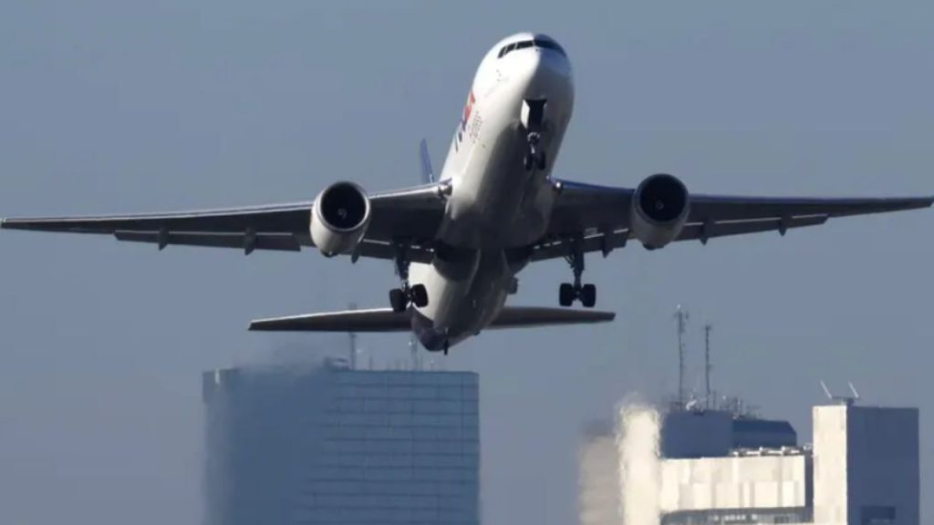 El cierre del Gobierno de EE.UU. provoca cancelaciones y reducción de vuelos en aeropuertos como JFK, LAX y O'Hare, afectando a millones de pasajeros y destacando la crisis política ante la falta de pagos a funcionarios.