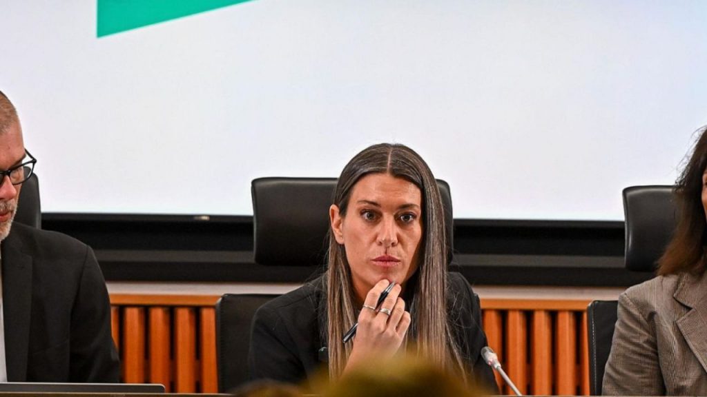 La ruptura de Junts tensiona el Congreso español mientras se votan leyes clave sobre atención al cliente y movilidad sostenible, con enmiendas que podrían redefinir el rumbo legislativo.