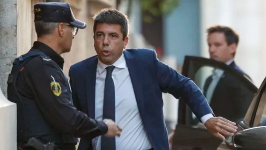 Carlos Mazón comparece en el Palau tras la presión social por la gestión de la dana. Crece la expectativa ante una posible dimisión del president valenciano.