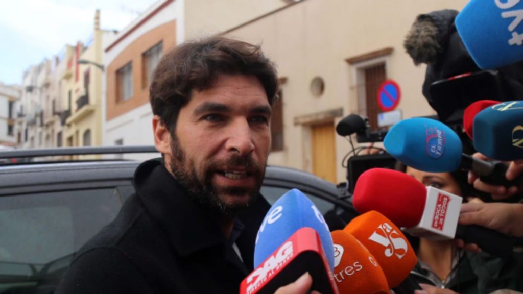 Cayetano Rivera afronta críticas tras chocar con una palmera y negarse a la prueba de alcoholemia, un gesto que desata dudas sobre su actuación y la gestión policial del incidente.