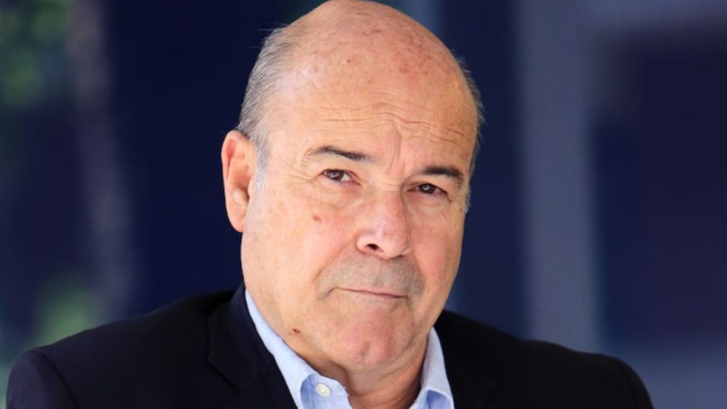 Antonio Resines se muestra optimista tras su ingreso en la UCI y hospitalización de ocho días, aunque mantiene en privado los detalles de su salud y se centra en su recuperación.