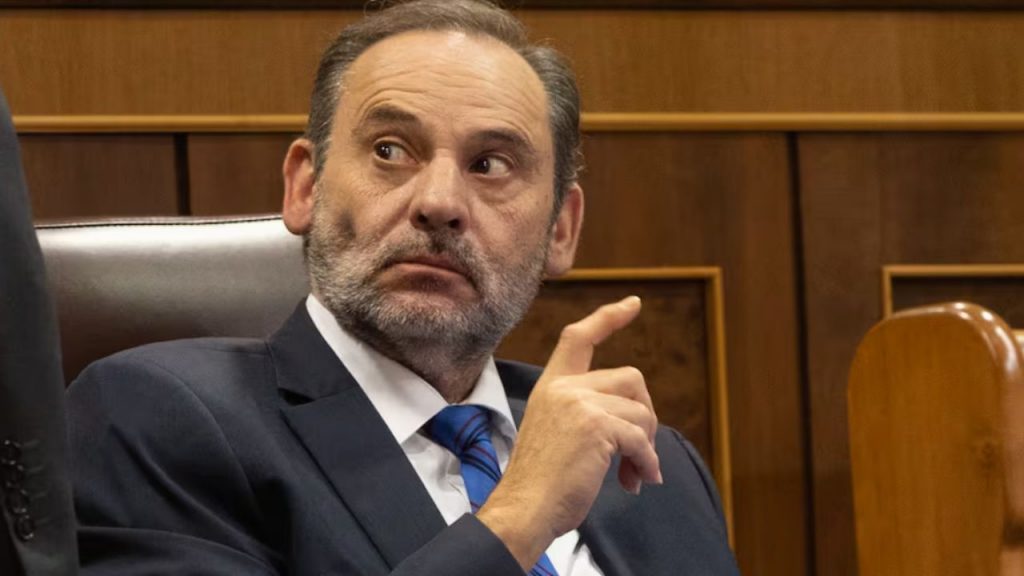 José Luis Ábalos solicita la anulación de su procesamiento por la compra de mascarillas, denunciando persecución judicial y defendiendo la legalidad de los contratos durante la crisis sanitaria.