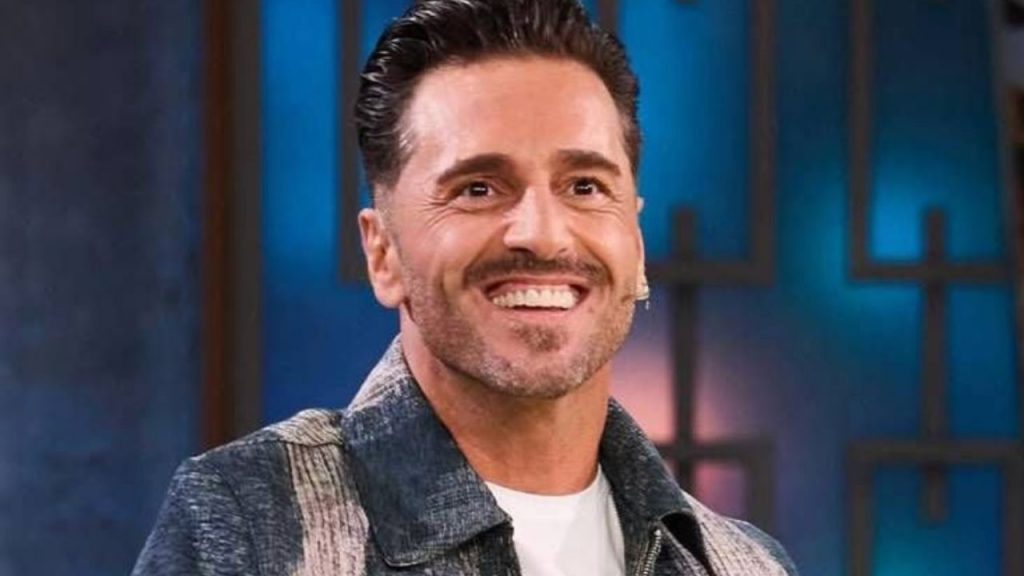 David Bustamante sorprende con la pérdida de 20 kg tras cambiar su alimentación y rutina de ejercicio, mostrando su transformación física y mental.