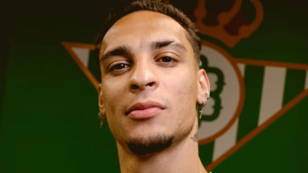 Antony busca asegurar su puesto en Brasil para el Mundial, destacando en el Betis bajo Pellegrini y enfrentando dura competencia en la selección.