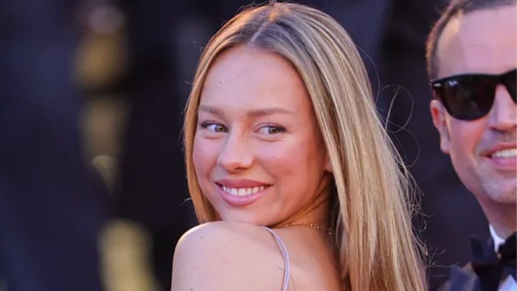 Ester Expósito comparte su enfoque fitness basado en equilibrio, descanso y alimentación consciente, evitando dietas estrictas y priorizando rutinas adaptables a su estilo de vida.