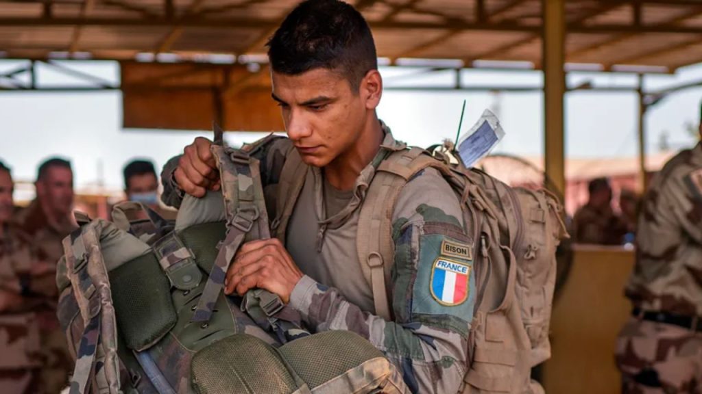 Emmanuel Macron anuncia un nuevo servicio militar voluntario en Francia para 2026, con objetivo de reforzar las fuerzas armadas ante amenazas globales, especialmente la rusa.