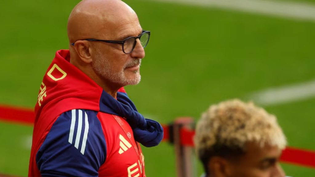 La lista de Luis de la Fuente para cerrar la clasificación al Mundial genera polémica por la ausencia de Pedri, Carvajal y Le Normand, y la inclusión de la joven promesa Lamine Yamal, poniendo a prueba la gestión deportiva y la identidad del juego español.