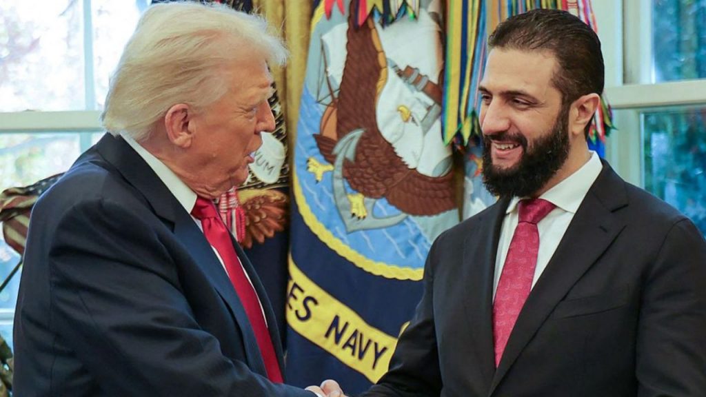 Donald Trump se reúne con Ahmed Al Sharaa en un histórico encuentro en Washington, acompañado de la suspensión parcial de sanciones a Siria, generando debate sobre las implicaciones para la política internacional y la seguridad regional.