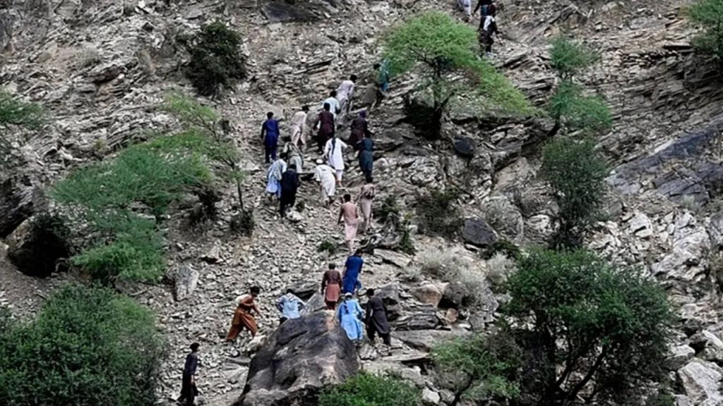 Fuerte terremoto de 6.3 en Afganistán deja al menos 20 muertos y 320 heridos; la población lucha entre escombros y falta de infraestructuras seguras.