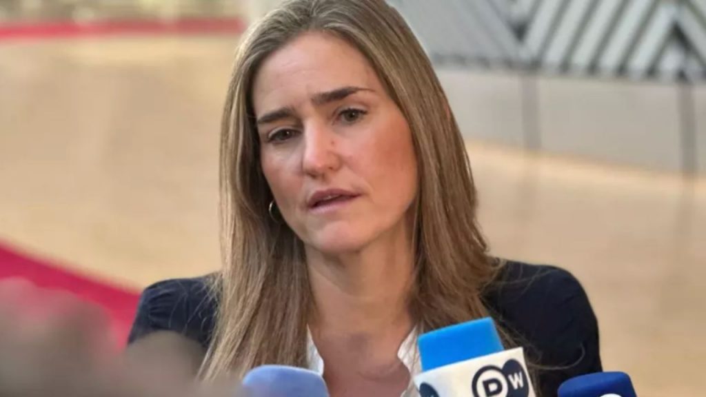 Sara Aagesen alerta sobre los riesgos ambientales de un posible gobierno PP-Vox en Valencia, criticando la cesión de políticas climáticas a un partido negacionista y llamando a proteger la agenda verde.