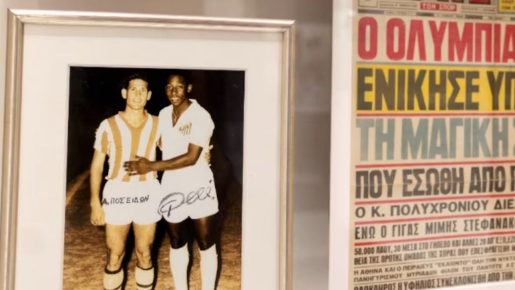 En 1961, Olympiacos logró una histórica victoria 2-1 sobre el Santos de Pelé en Atenas, un triunfo amistoso que simboliza orgullo nacional y marcó un hito en el fútbol griego.