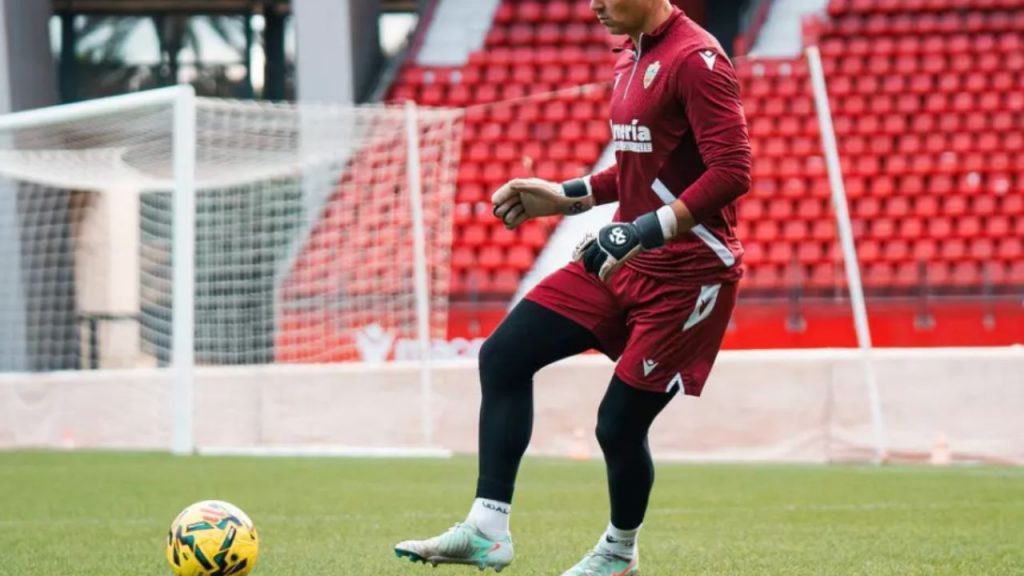 Almería y Ceuta reanudan el partido suspendido tras la muerte de un aficionado, en un duelo clave por el liderato de LaLiga Hypermotion marcado por polémicas y tensión arbitral.
