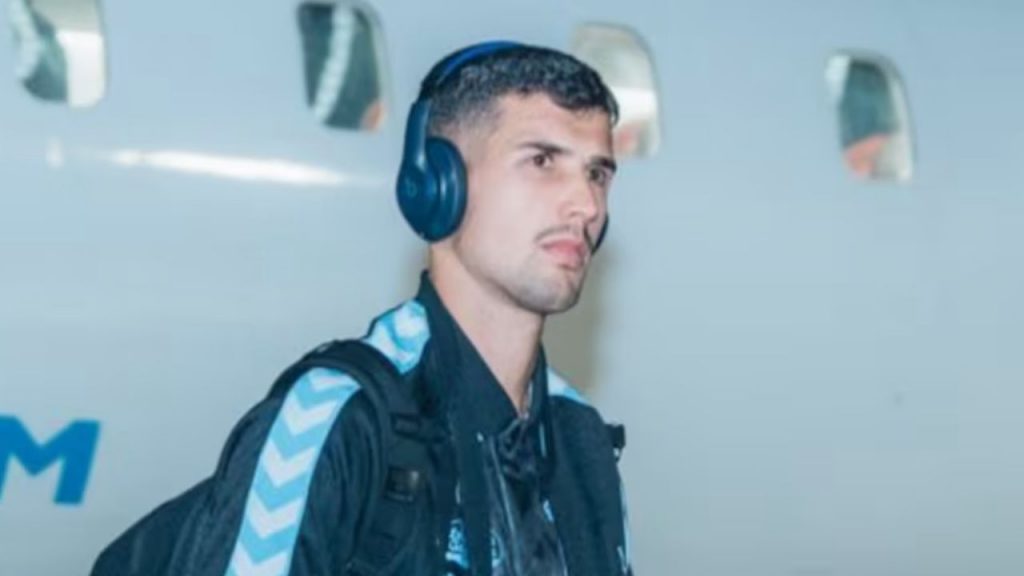 Una avería en el avión del Celta de Vigo retrasa su viaje a Zagreb para la Europa League, obligando a cancelar el entrenamiento en el Dinamo y generando incertidumbre sobre su rendimiento en el partido.