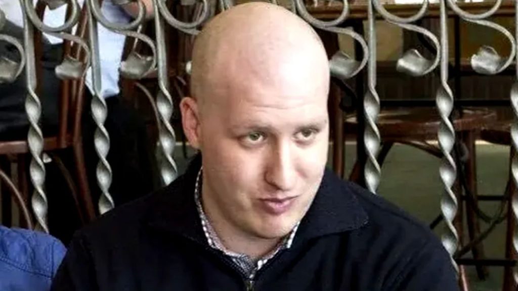 Álvaro Romillo, financista vinculado a Alvise Pérez, es detenido por presunta estafa piramidal relacionada con Madeira Invest Club, mientras se investiga su influencia política y financiera.