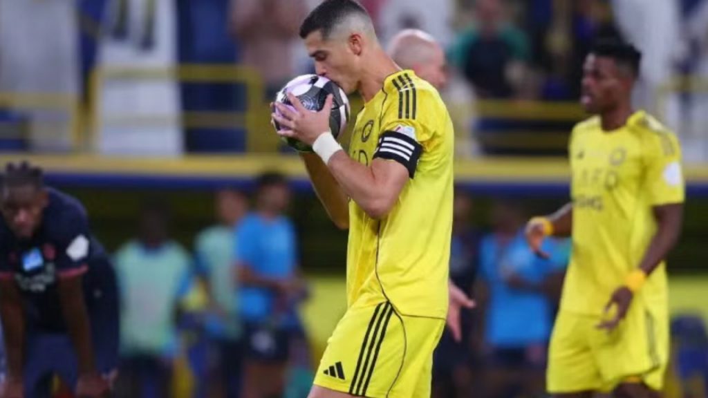 Cristiano Ronaldo anota doblete en Al Nassr, pero un penalti en el 104' desata polémica y críticas sobre favoritismo arbitral en Arabia Saudí.