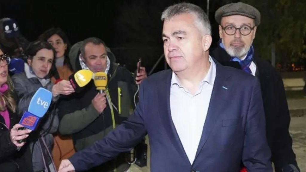 El juez cita a Santos Cerdán y Antonio Hernando como testigos en el caso Díez, una investigación sobre presuntas maniobras ilícitas que sacuden al PSOE y podrían tener consecuencias graves.
