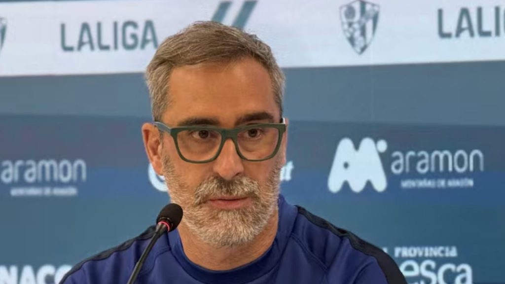 El entrenador del Huesca, Bolo, advierte que la reciente victoria es solo el comienzo y pide trabajo, compromiso y consistencia para mejorar el rendimiento del equipo en LaLiga.