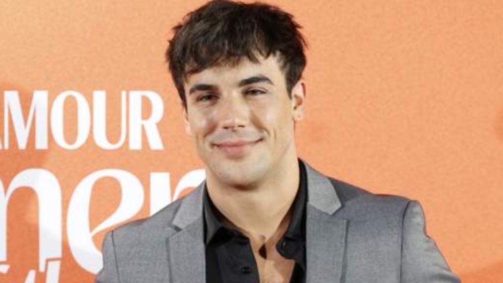 Óscar Casas dedica su premio 'Hombre del Año' a las mujeres que le inspiran, destacando a su madre y a Ana Mena, mientras comparte su visión sobre el amor y la familia.