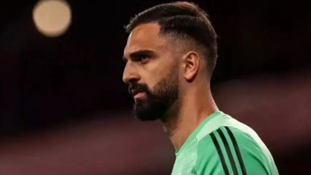 Giorgi Mamardashvili, portero georgiano, brilla en Europa gracias al legado de José Manuel Ochotorena. Su formación con el técnico español destaca la importancia de entrenadores en el fútbol moderno.