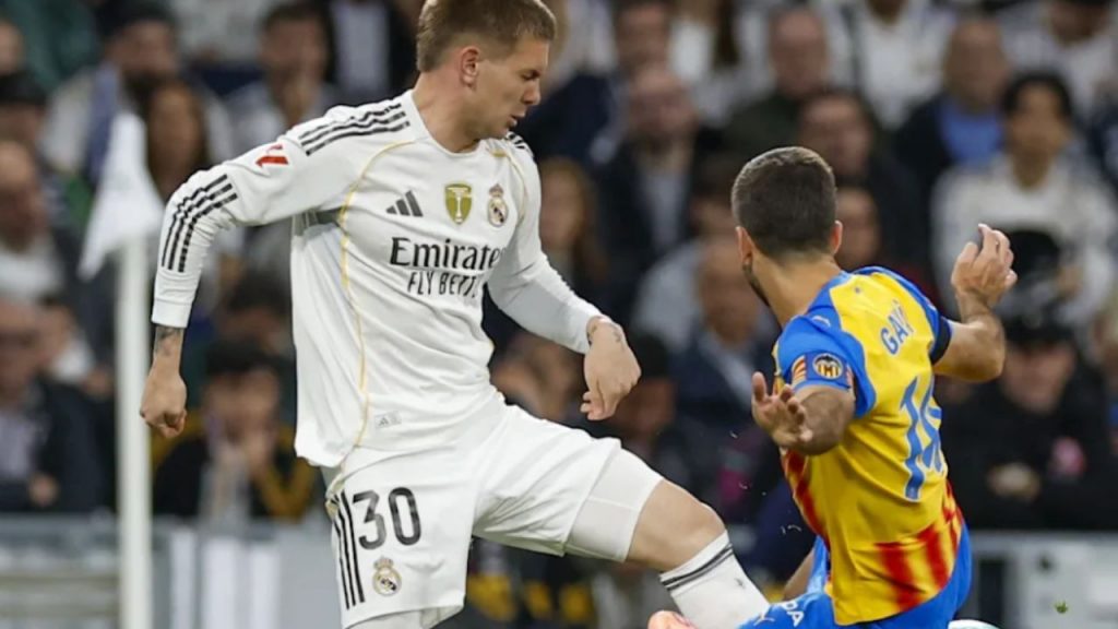 Mastantuono se pierde el partido en Anfield por pubalgia; su evolución marcará si puede volver en Vallecas y complica la planificación del equipo.