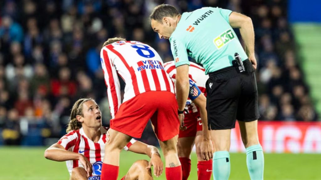 Marcos Llorente sufre una lesión muscular que lo aparta del Atlético de Madrid, poniendo en riesgo su participación en partidos clave contra Inter y Barcelona.