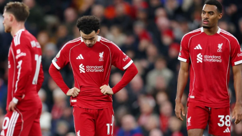 El Liverpool atraviesa una crisis tras encajar dos derrotas consecutivas por 3-0, dejando al equipo en el 12º puesto de la Premier y generando dudas sobre la gestión y refuerzos del club.