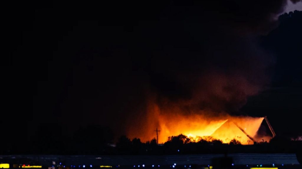 Al menos tres muertos y once heridos tras el accidente de un avión de carga en Louisville, Kentucky. El suceso reabre el debate sobre la seguridad aérea y la revisión de protocolos en el transporte de mercancías.