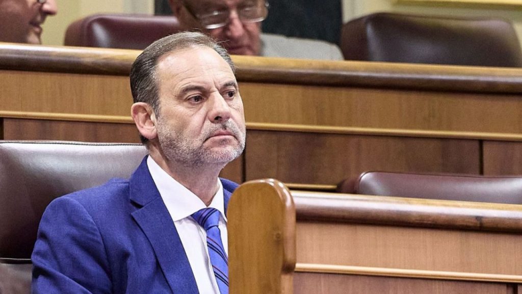 La entrada en prisión provisional de José Luis Ábalos plantea dudas sobre el impacto en las ajustadas mayorías del Congreso. Aunque mantiene su acta de diputado, no podrá votar ni asistir a plenos, dejando al Gobierno con un apoyo incierto. La Mesa del Congreso prevé mantener los 350 escaños, por lo que la mayoría absoluta seguirá fijada en 176 votos. Su permanencia en el Grupo Mixto no altera la distribución interna, pero su negativa a renunciar al escaño añade tensión política en un momento clave para el Ejecutivo.