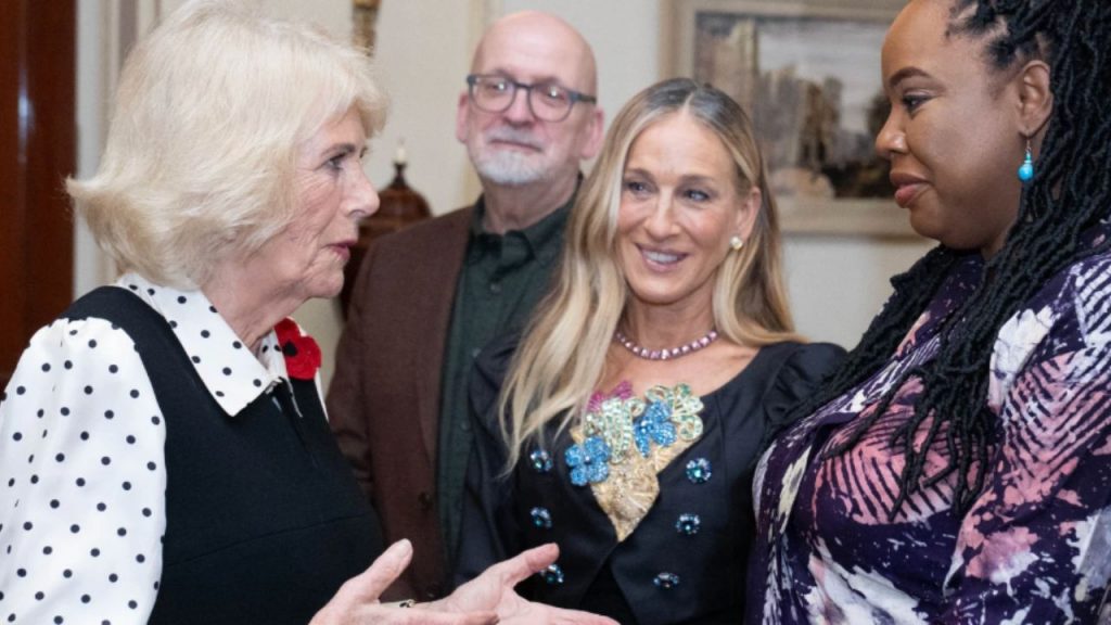 Sarah Jessica Parker impacta en Londres durante la entrega del Premio Booker, combinando glamour neoyorquino con elegancia británica y captando la atención de la reina Camila.