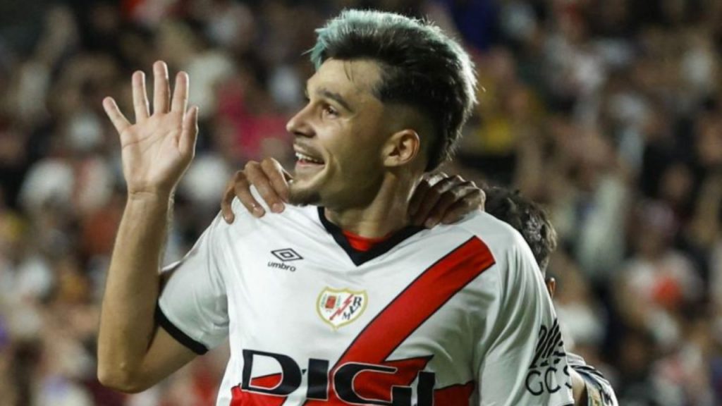 Andrei Ratiu, lateral del Rayo Vallecano, se convierte en ícono en Rumanía tras la Eurocopa 2024 y conquista Vallecas con actuaciones destacadas, goles y gestos que lo hacen viral.