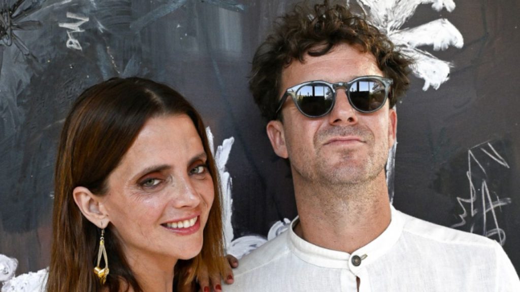 La vida de Aldo Comas, su fortuna familiar, vínculos aristocráticos y su reciente salto televisivo revelan un patrimonio y entorno de élite.