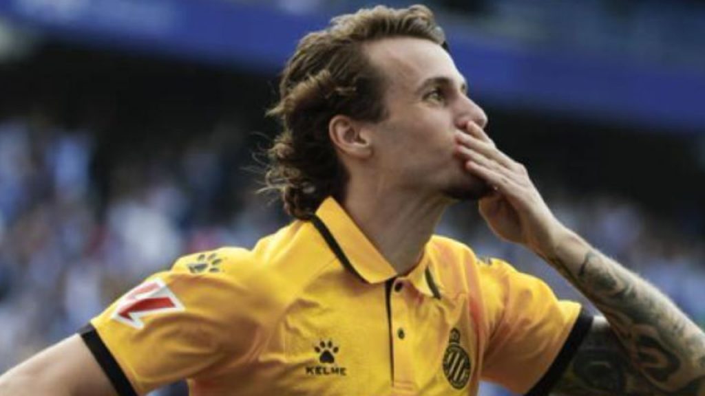 Carlos Romero brilla en el Espanyol con cuatro participaciones en goles en 11 jornadas, pero su ausencia ante el Villarreal por cláusula contractual resalta la controversia sobre las restricciones financieras en LaLiga y el impacto en la movilidad de jugadores.