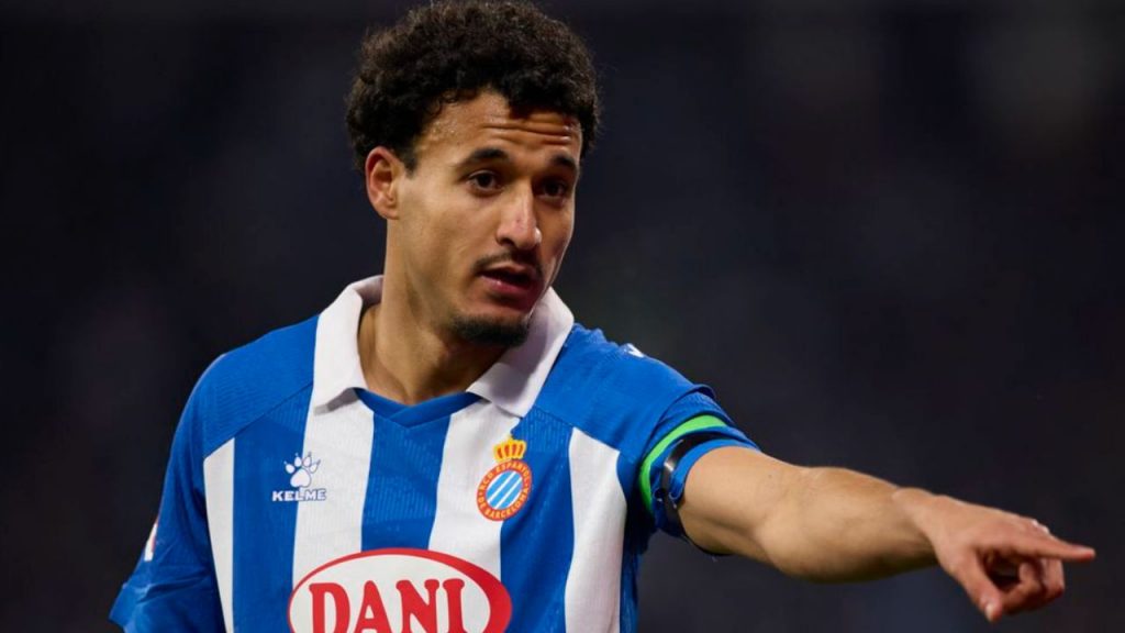 Omar el Hilali alcanza 100 partidos con el Espanyol, pero su rendimiento irregular y la pérdida de titularidad frente a Rubén Sánchez generan dudas sobre su proyección y liderazgo en el club.