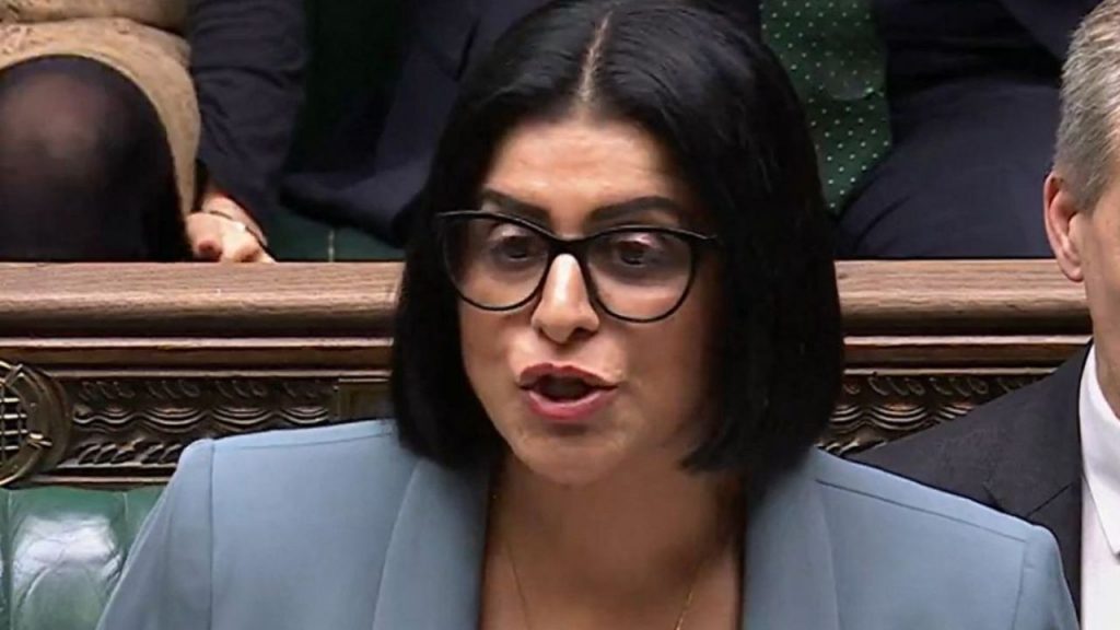 Reino Unido endurece su política de asilo con deportaciones más rápidas y estatus de refugiado temporal en respuesta a la presión social y política.