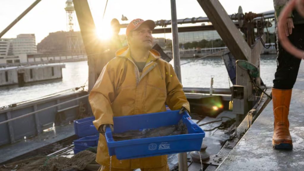 Planas concede 13 días extra de pesca a arrastreros en Navidad, una decisión que reaviva el debate entre abastecimiento y sostenibilidad del Mediterráneo.