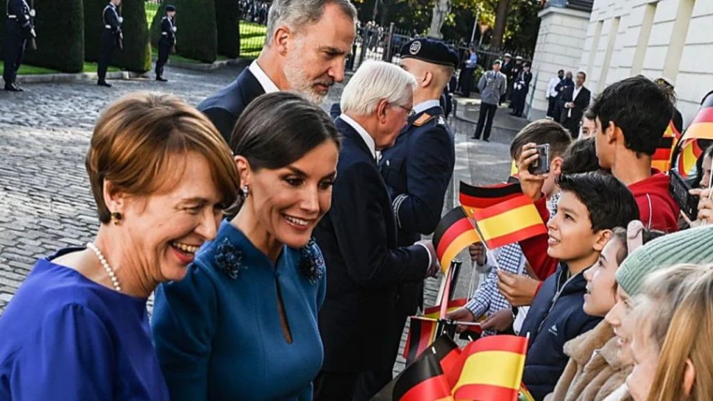 Los Reyes reciben al presidente alemán Steinmeier en Madrid en una visita de Estado que refuerza la cooperación bilateral con actos protocolarios y agenda diplomática.