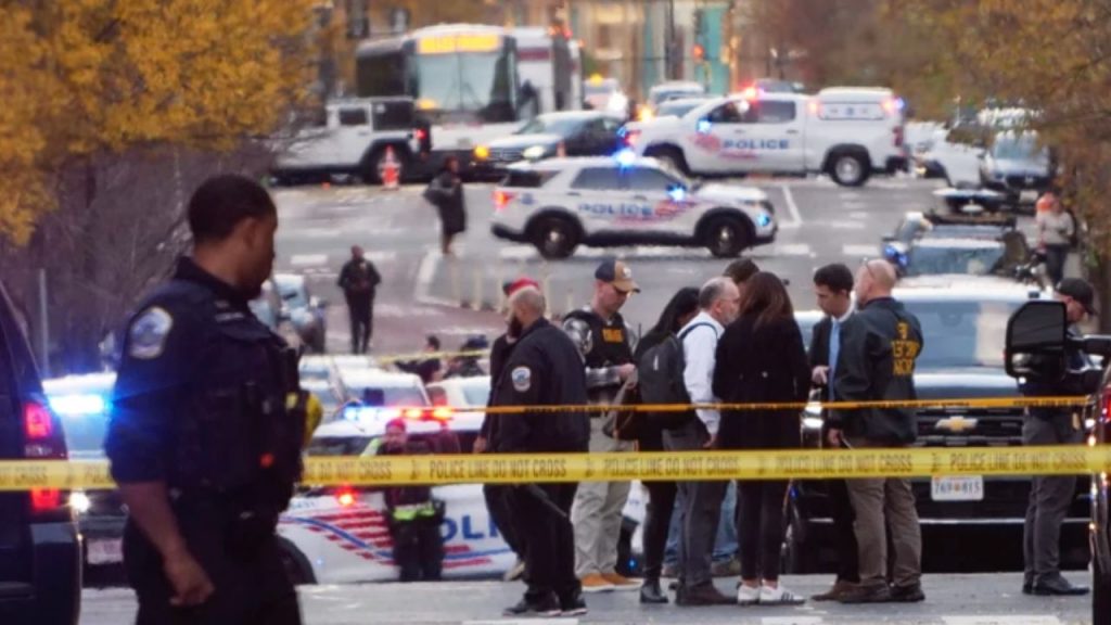 Trump califica de acto de terrorismo el tiroteo que dejó heridos a dos miembros de la Guardia Nacional. El sospechoso es un afgano entrado en EE.UU. en 2021.