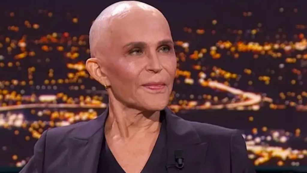 Antonia San Juan afronta un cáncer de garganta con fuerza y sinceridad, rechazando la etiqueta de “guerrera” y manteniendo su sentido del humor mientras continúa trabajando y recibiendo apoyo en redes sociales.