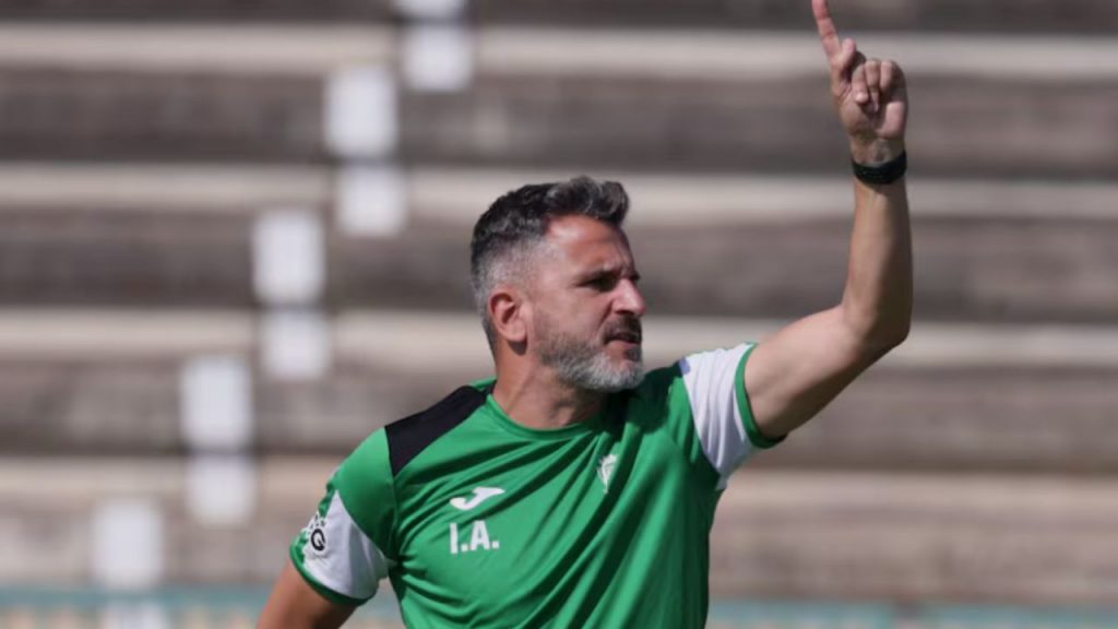 El Córdoba CF busca renovar a Iván Ania, técnico clave en su proyecto deportivo. Su continuidad refuerza la estabilidad del club, aunque la política de contratos cortos genera debate sobre su visión a largo plazo.