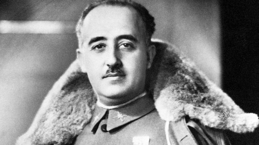 La muerte de Franco en 1975 marcó el fin de una dictadura de 49 años. Su legado, la represión y el impacto en la transición siguen generando debate en España.