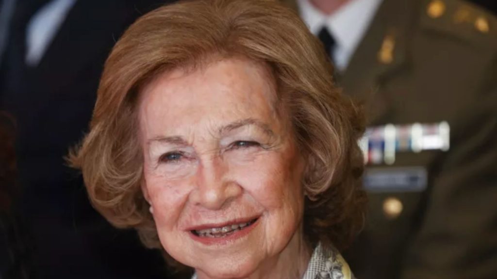 El Toisón de Oro otorgado a Doña Sofía marca un hito histórico al convertirse en la primera reina consorte en recibirlo. La ceremonia en el Palacio Real resalta tradición, simbolismo y controversia en un momento clave para la monarquía española.