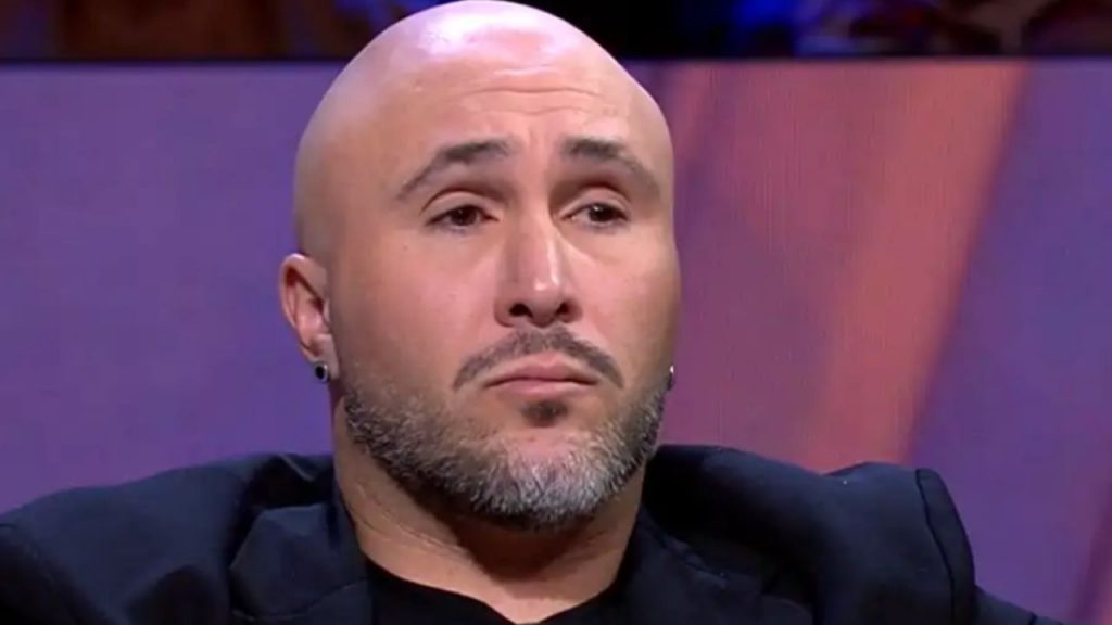 Kiko Rivera aclara que está soltero tras su separación y desmiente rumores de romance, exigiendo respeto hacia su vida privada y la de su entorno.