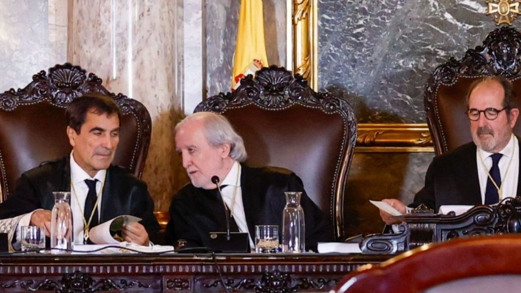 Los Comunes presentan una querella en el Tribunal Supremo contra el magistrado Andrés Martínez Arrieta por supuesta revelación de secretos y dudas sobre la imparcialidad del tribunal que condenó a García Ortiz. Esta acción reabre el debate sobre la independencia judicial en España.